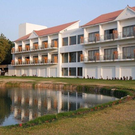 Club Mahindra Kensville Golf Resort Ahmedabad Exterior photo